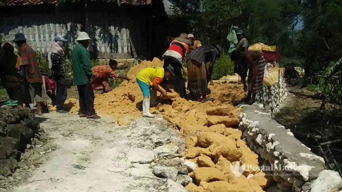 Swadaya, Warga Banjar Talela Bangun Jalan Baru