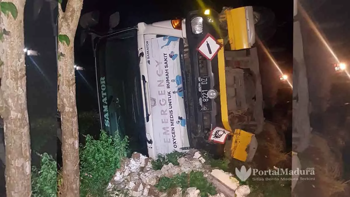 Truk Tangki Oksigen Guling di Sumenep