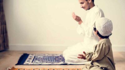 Inilah Waktu yang Tepat Ajari Anak Salat, Yuk Lakukan Sejak Dini!