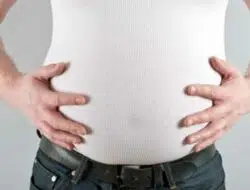5 Outfit untuk Samarkan Perut Buncit Pria, Patut Dicoba!