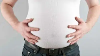 5 Outfit untuk Samarkan Perut Buncit Pria, Patut Dicoba!