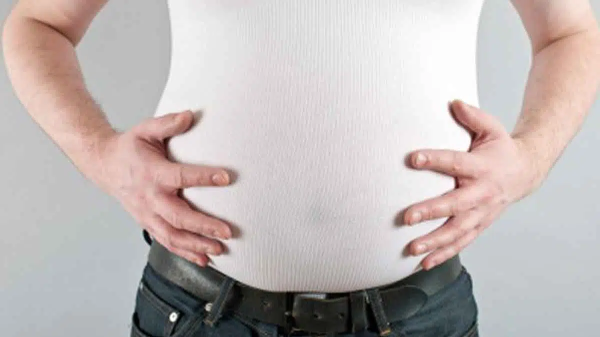 5 Outfit untuk Samarkan Perut Buncit Pria, Patut Dicoba!