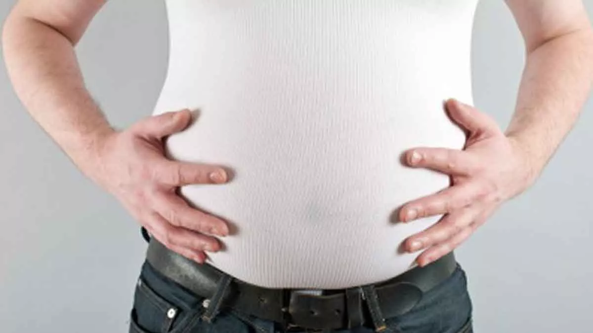 5 Outfit untuk Samarkan Perut Buncit Pria, Patut Dicoba!