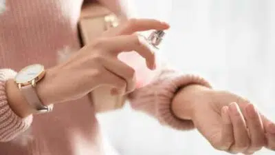 6 Cara Gunakan Parfum agar Awet Seharian, Catat!