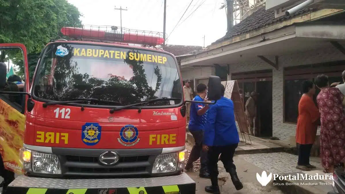 FOTO-Suasana Petugas Damkar Sumenep Padamkan Kebakaran Rumah Warga