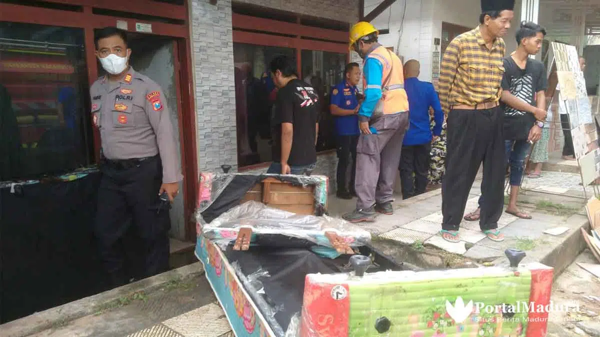 FOTO-Suasana Petugas Damkar Sumenep Padamkan Kebakaran Rumah Warga