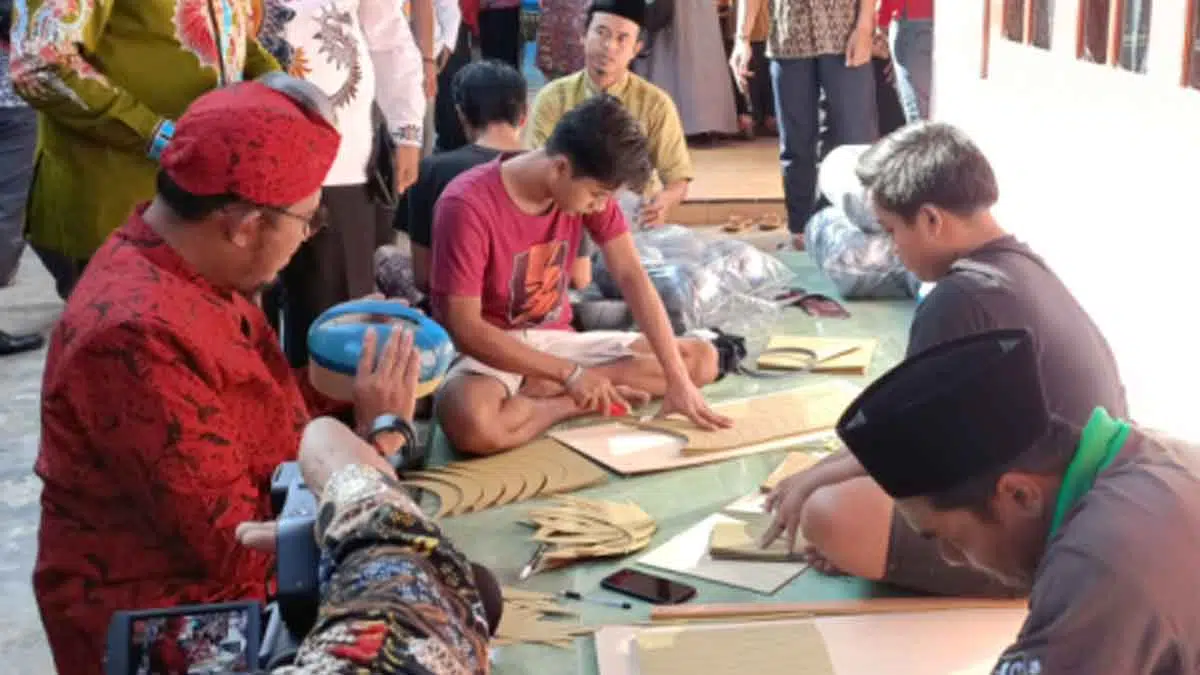 Jelang ASN Wajib Pakai Blangkon, Bupati Fauzi Kunjungi Pengrajin