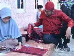 Jelang ASN Wajib Pakai Blangkon, Bupati Fauzi Kunjungi Pengrajin