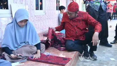 Jelang ASN Wajib Pakai Blangkon, Bupati Fauzi Kunjungi Pengrajin