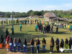 Masa MPLS, Siswa Baru Dikenalkan Pohon Mangrove di Pantai eKasoghi Sumenep