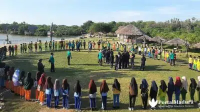 Masa MPLS, Siswa Baru Dikenalkan Pohon Mangrove di Pantai eKasoghi Sumenep