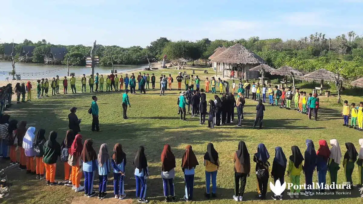 Masa MPLS, Siswa Baru Dikenalkan Pohon Mangrove di Pantai eKasoghi Sumenep