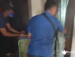 Petugas Damkar Sumenep Berjibaku Padamkan Kobaran Api