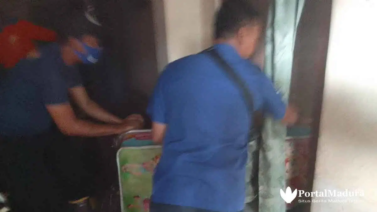 Petugas Damkar Sumenep Berjibaku Padamkan Kobaran Api