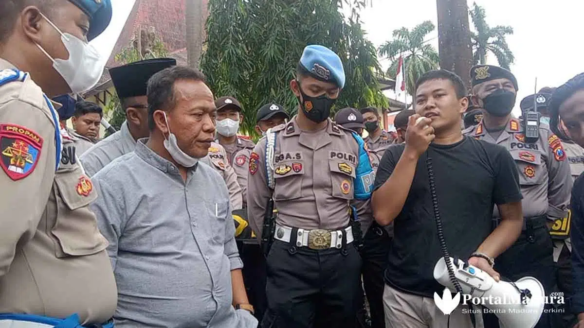 Soroti Jalan Rusak, Mahasiswa Sumenep Demo
