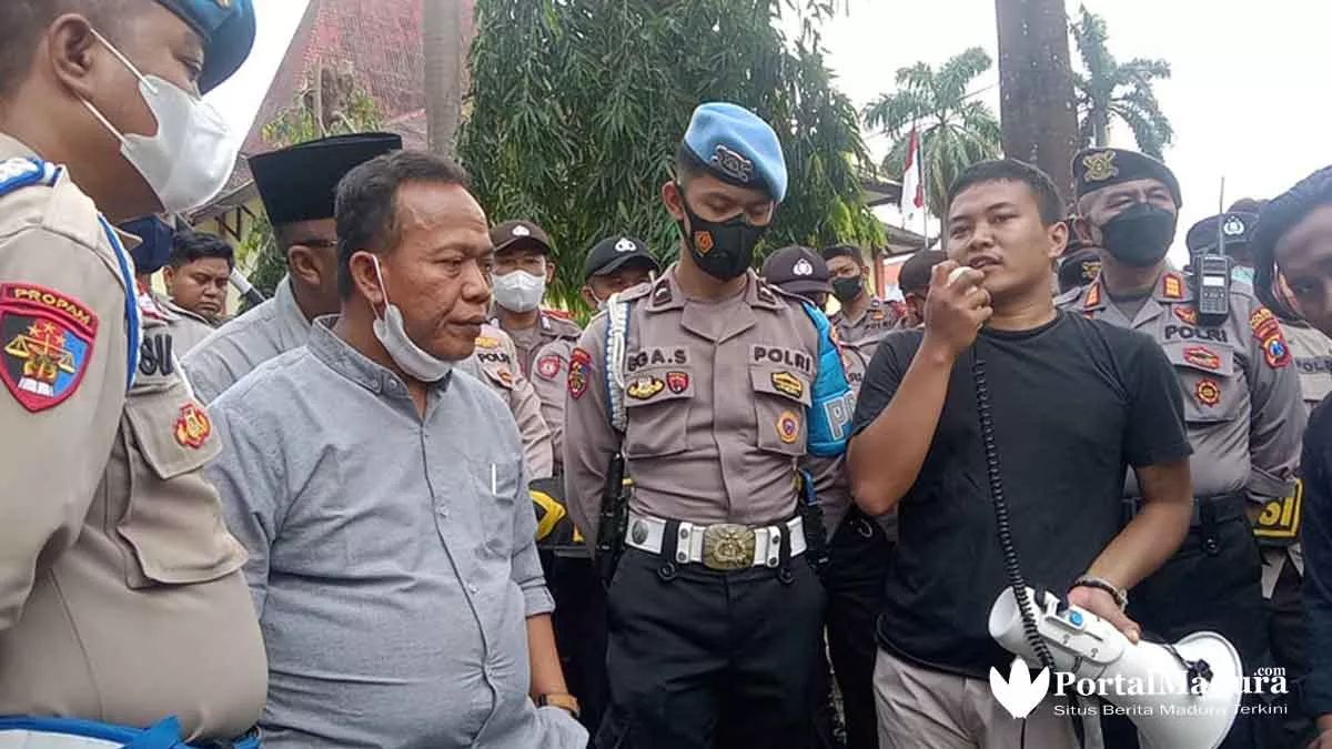 Soroti Jalan Rusak, Mahasiswa Sumenep Demo