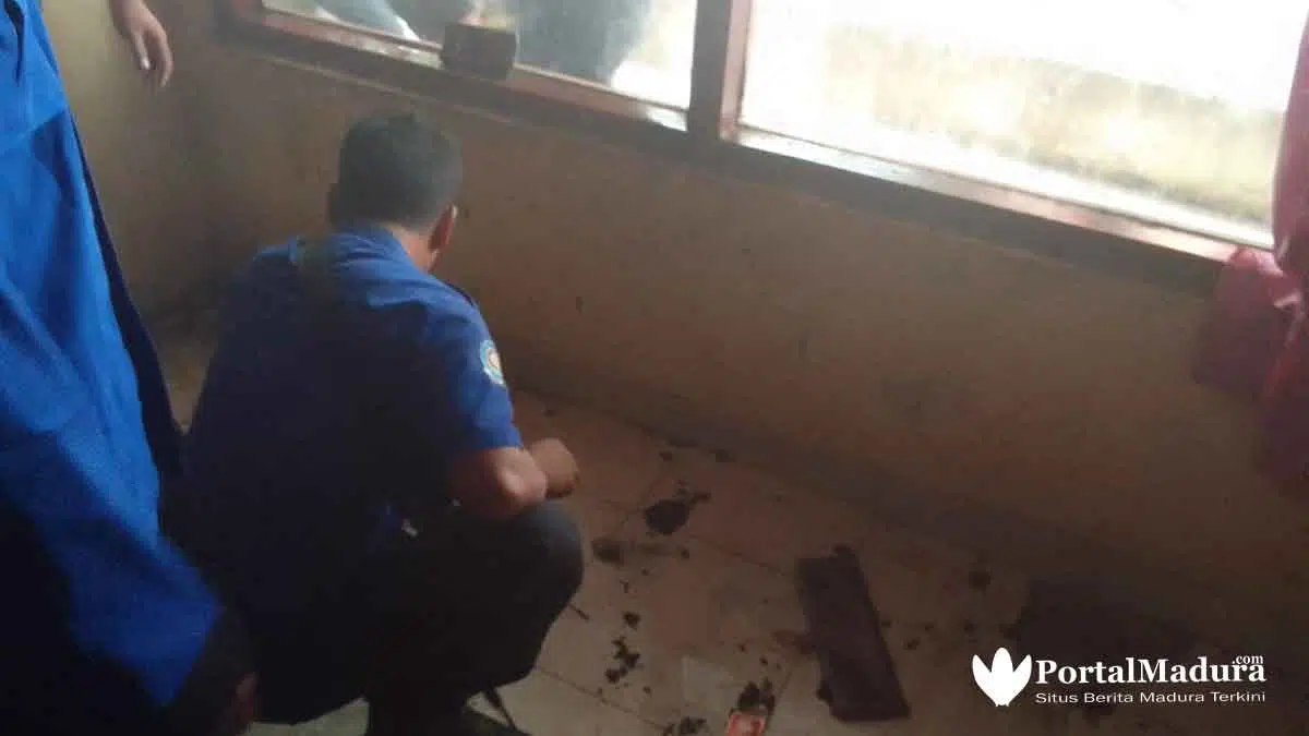 FOTO-Suasana Petugas Damkar Sumenep Padamkan Kebakaran Rumah Warga