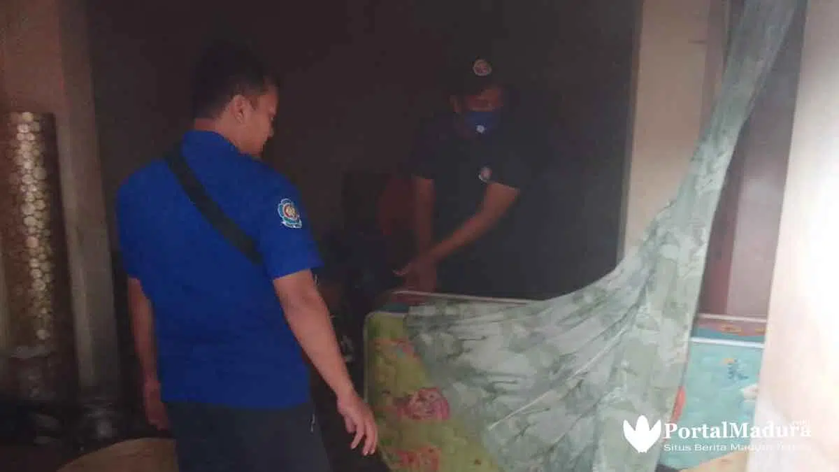 FOTO-Suasana Petugas Damkar Sumenep Padamkan Kebakaran Rumah Warga