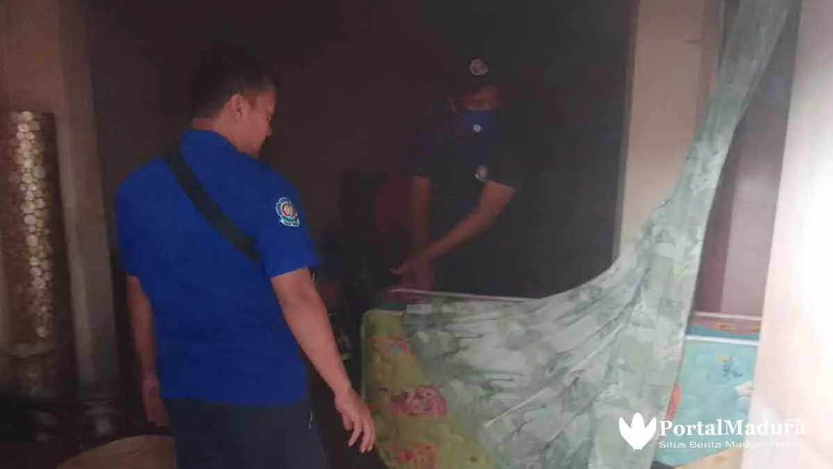 FOTO-Suasana Petugas Damkar Sumenep Padamkan Kebakaran Rumah Warga