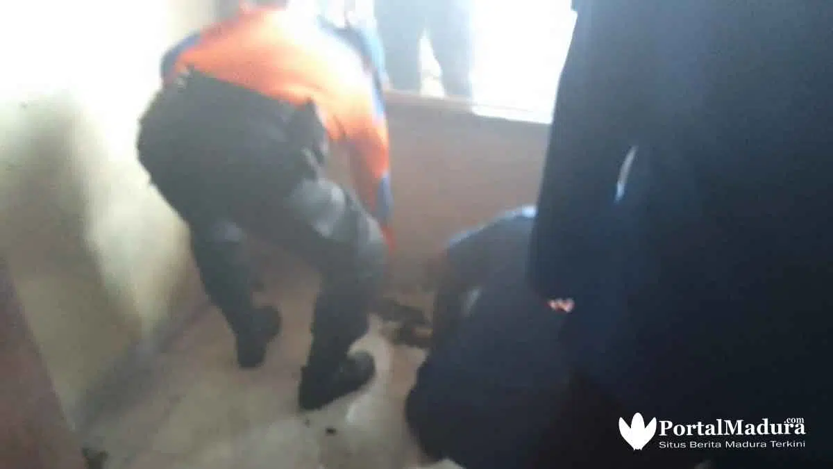 FOTO-Suasana Petugas Damkar Sumenep Padamkan Kebakaran Rumah Warga