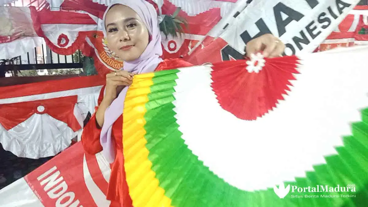 Wanita Cantik asal Garut, 7 Tahun Jual Aksesoris Agustusan di Sumenep