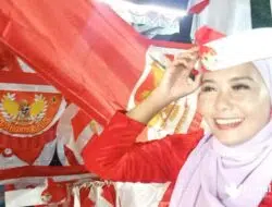 Wanita Cantik asal Garut, 7 Tahun Jual Aksesoris Agustusan di Sumenep