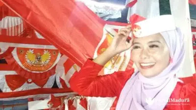 Wanita Cantik asal Garut, 7 Tahun Jual Aksesoris Agustusan di Sumenep
