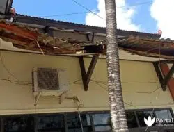 Atap Sandar Samping Gedung DPRD Sumenep Ambruk