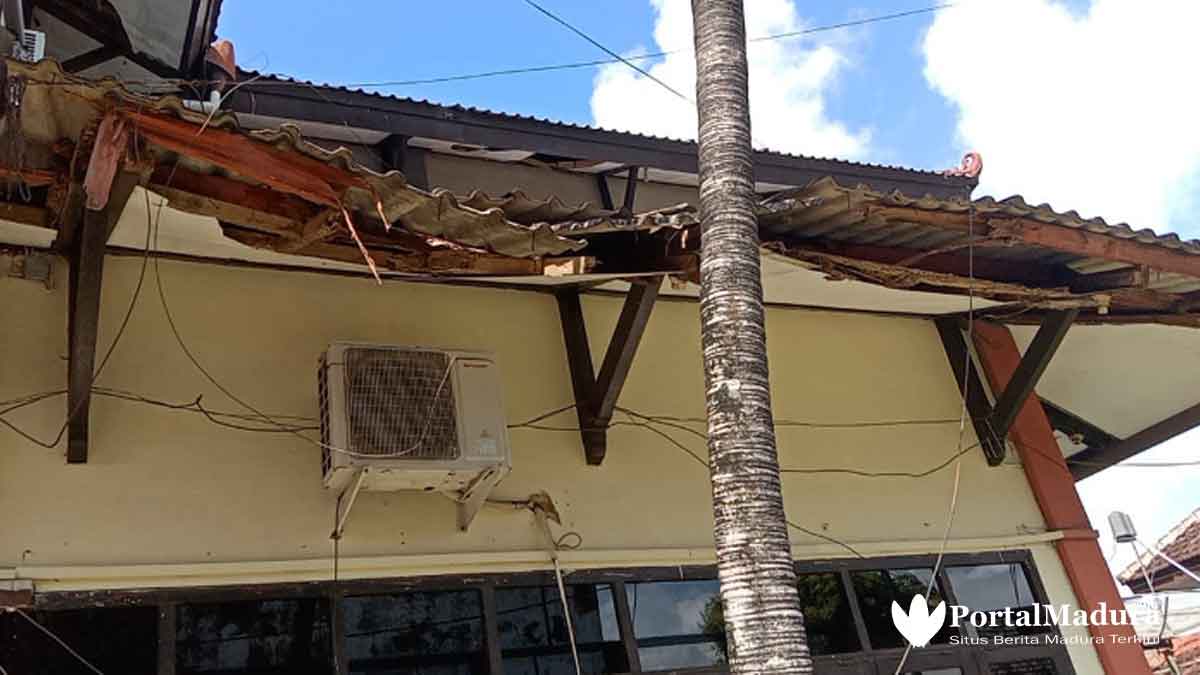 Atap Sandar Samping Gedung DPRD Sumenep Ambruk