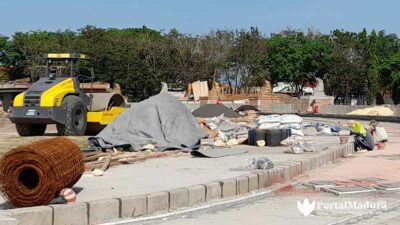 Bangun Alun-Alun Sampang, Pembuatan Patung Karapan Sapi Kontrak Seniman Bali