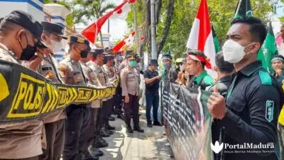 Demo Kantor DPRD Sampang, HMI Tolak Rencana Harga BBM Naik