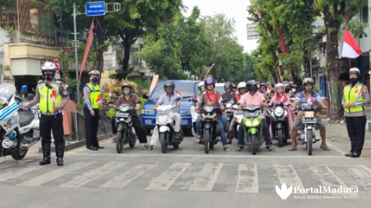 Detik-detik Proklamasi, Polisi Sumenep Hentikan Kendaraan 3 Menit