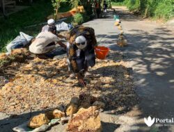Jalan Kabupaten Rusak, Warga Sokobanah Gotong Royong Aksi Perbaikan