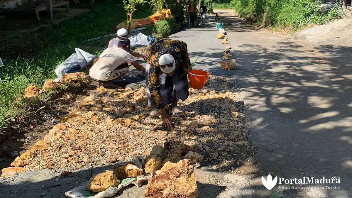 Jalan Kabupaten Rusak, Warga Sokobanah Gotong Royong Aksi Perbaikan