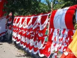 Warga Garut Mengais Rezeki HUT ke-77 Kemerdekaan RI di Sampang