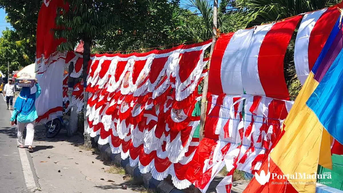 Warga Garut Mengais Rezeki HUT ke-77 Kemerdekaan RI di Sampang