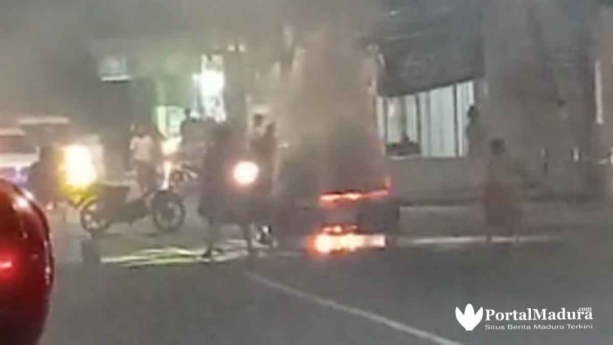 Kebakaran Mobil Toyota Corona, Kerugian Ditaksir Rp15 Juta