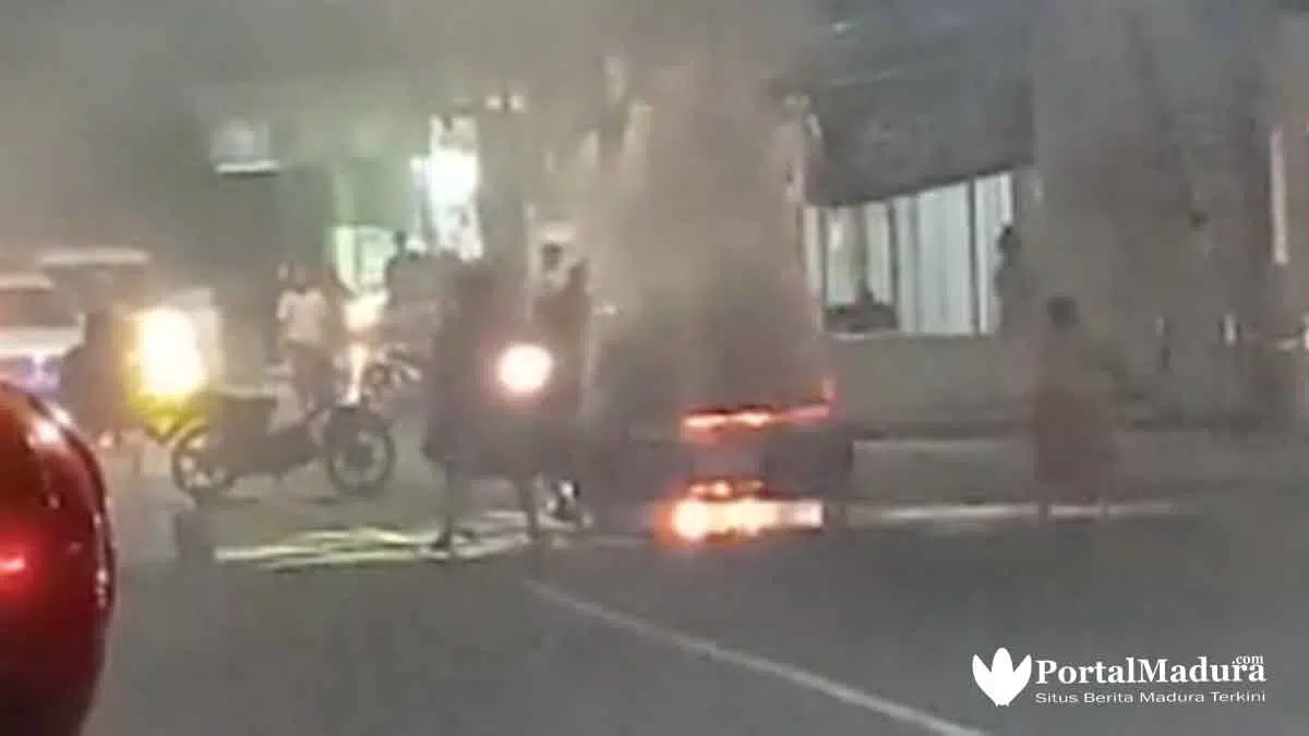 Kebakaran Mobil Toyota Corona, Kerugian Ditaksir Rp15 Juta