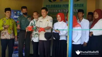 Peluncuran Samsat Bunda Jupiter Juruan Laok, Ka UPT PPD Sumenep Potong Pita