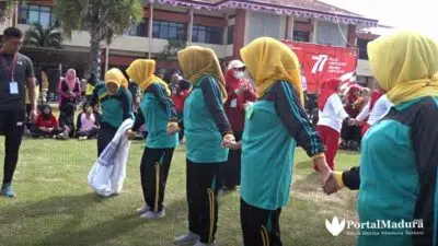 Lucu, Unik dan Seru, Filosofi Lomba Estafet Sarung Ibu-Ibu PKK Sumenep