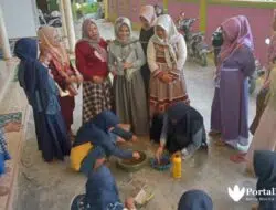 Mahasiswa IST Ajari Warga Jaddung Buat Pupuk Organik Berbahan Batang Pohon Pisang