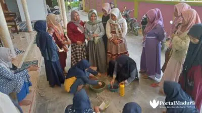 Mahasiswa IST Ajari Warga Jaddung Buat Pupuk Organik Berbahan Batang Pohon Pisang