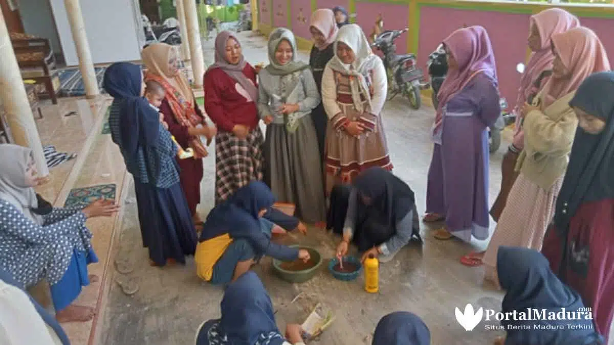 Mahasiswa IST Ajari Warga Jaddung Buat Pupuk Organik Berbahan Batang Pohon Pisang