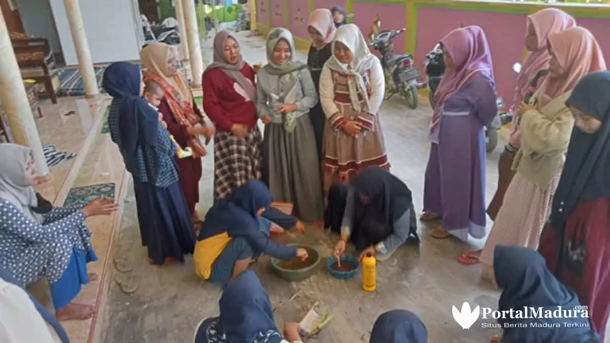 Mahasiswa IST Ajari Warga Jaddung Buat Pupuk Organik Berbahan Batang Pohon Pisang