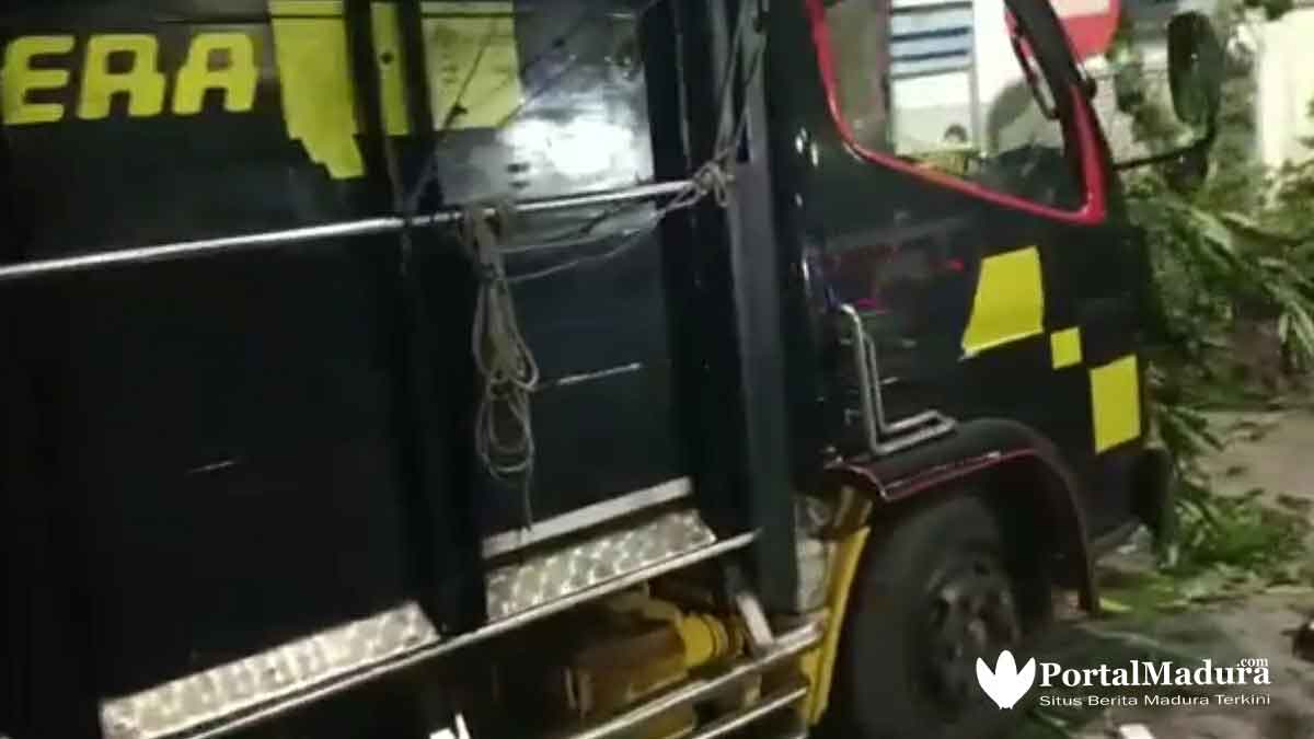 Pengemudi Diduga Ngantuk, Truk Fuso Hantam Pohon Mahoni