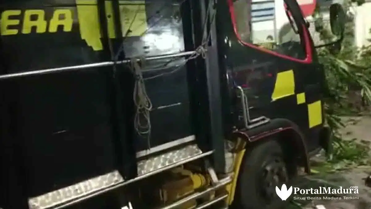 Pengemudi Diduga Ngantuk, Truk Fuso Hantam Pohon Mahoni