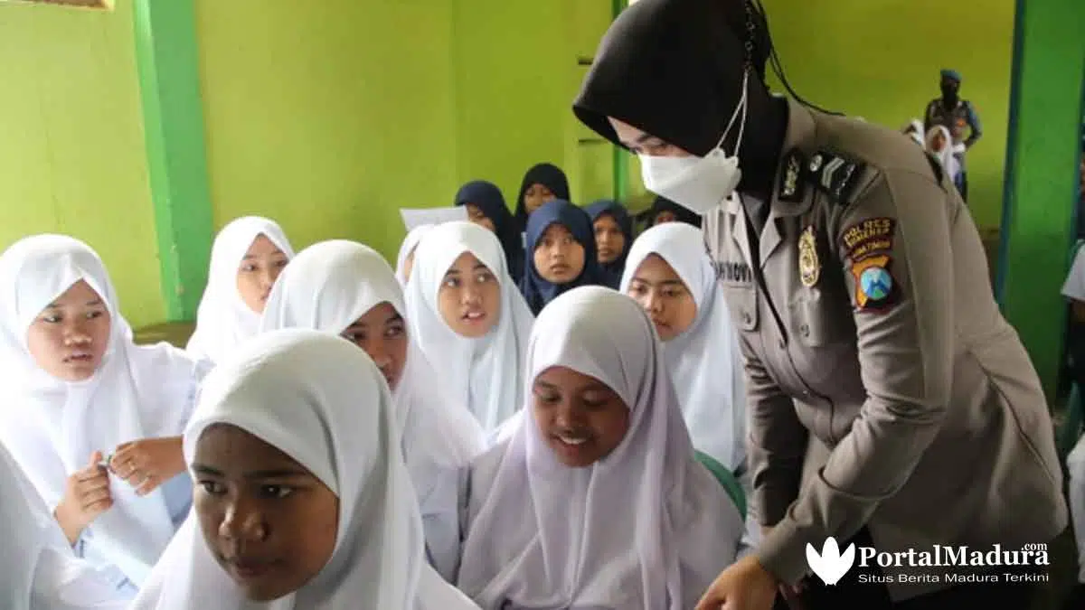 Polwan Polres Sumenep Gelar 'Police Goes To School' ke Pesantren
