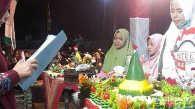 Warga Manding Daya Tumpengan di Malam 17 Agustus 2022