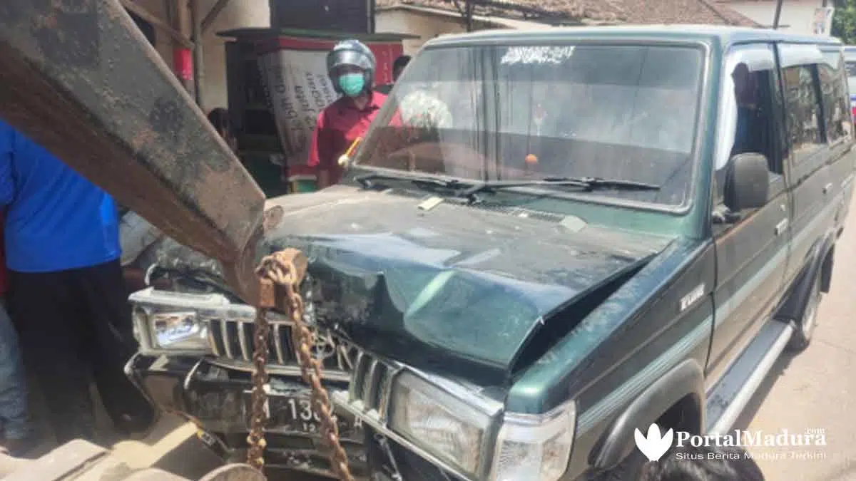 Anak Usia 4 Tahun Tewas, Toyota Kijang Tabrak Bengkel dan Pejalan Kaki