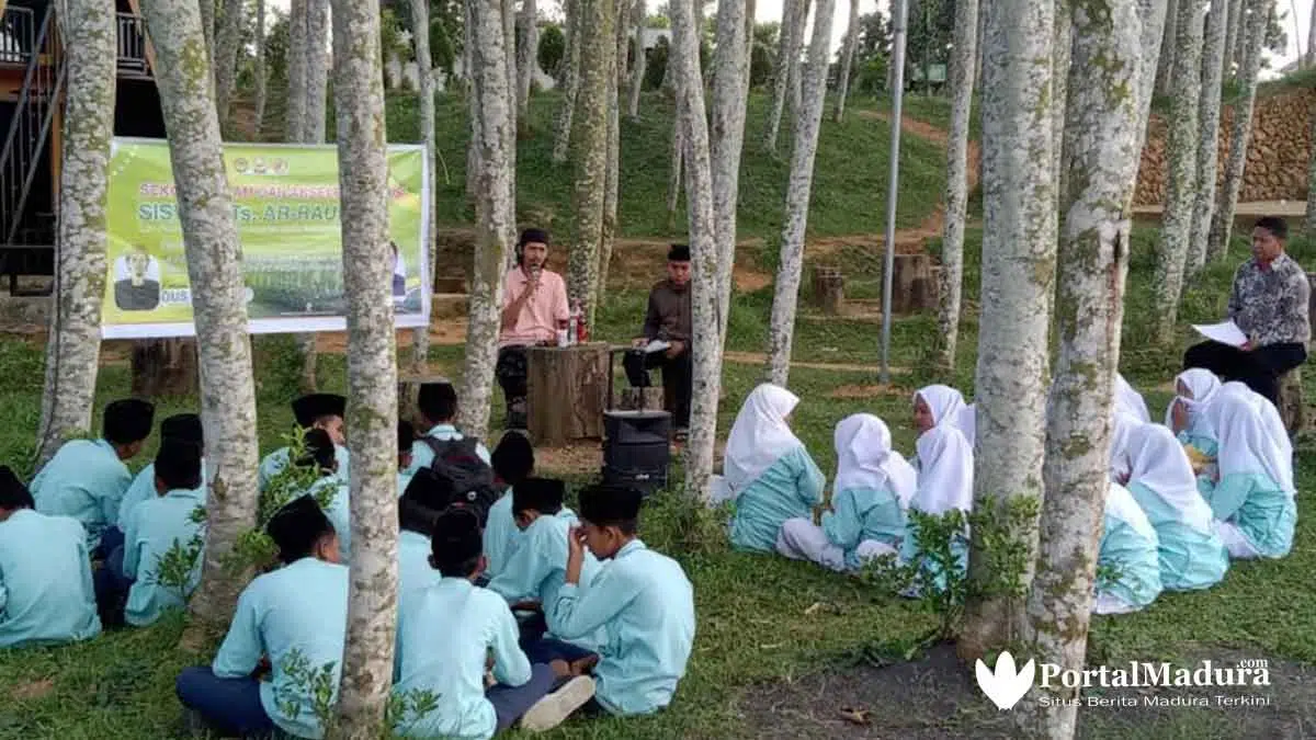 Asah Nalar Kreatif, Siswa Ar-Raudlah Belajar Sastra Berbasis Wisata